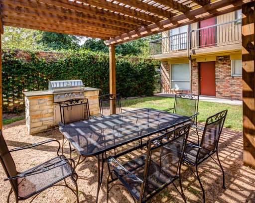 Perfect exterior to enjoy with the family. Table, chairs and BBQ